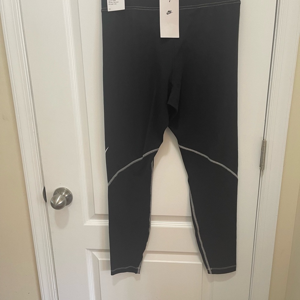 Nike Black Performance Leggings Reflective Accents - Tight fit, high rise SZ - L - Picture 5 of 13